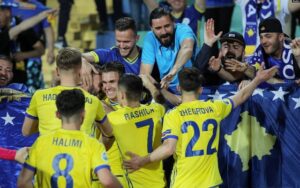 Lojtarë të Kosovës festojnë me tifozë pas golit të dytë në fitoren 3:0 kundër Bullgarisë në kualifikime për EURO 2020.